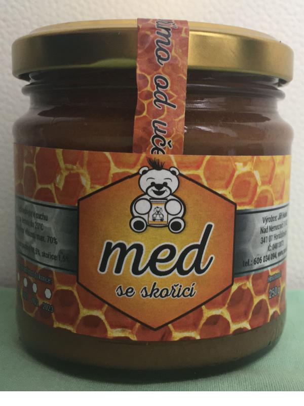 Med se skořicí